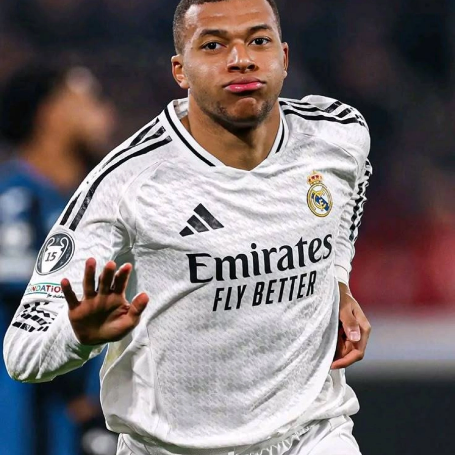 Pedrі ѕe rіnde аl tаlento de Kуlіаn MЬаррé: